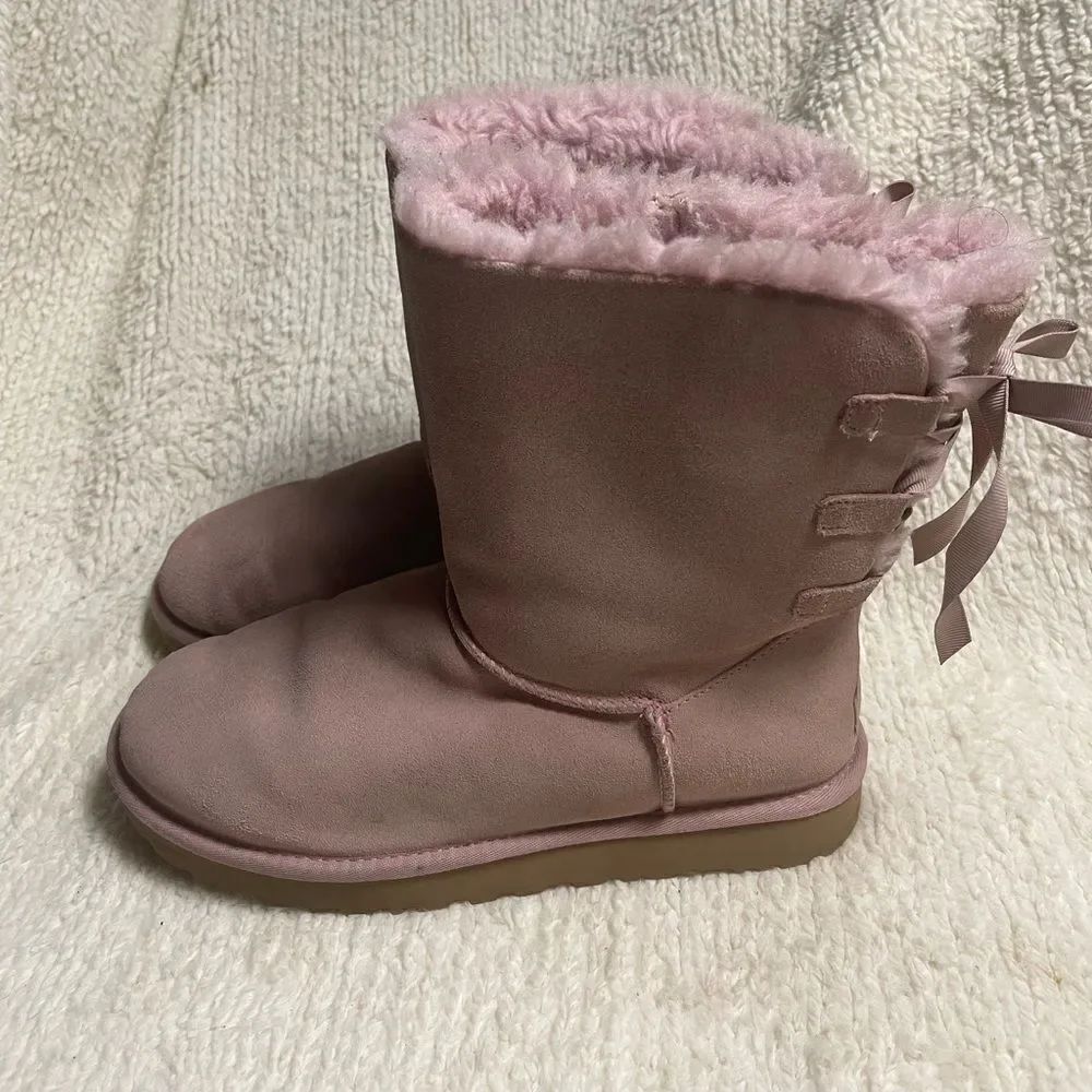 UGG Continuity leather suede light Pink short Boots gros grain ribbon accentSZ11